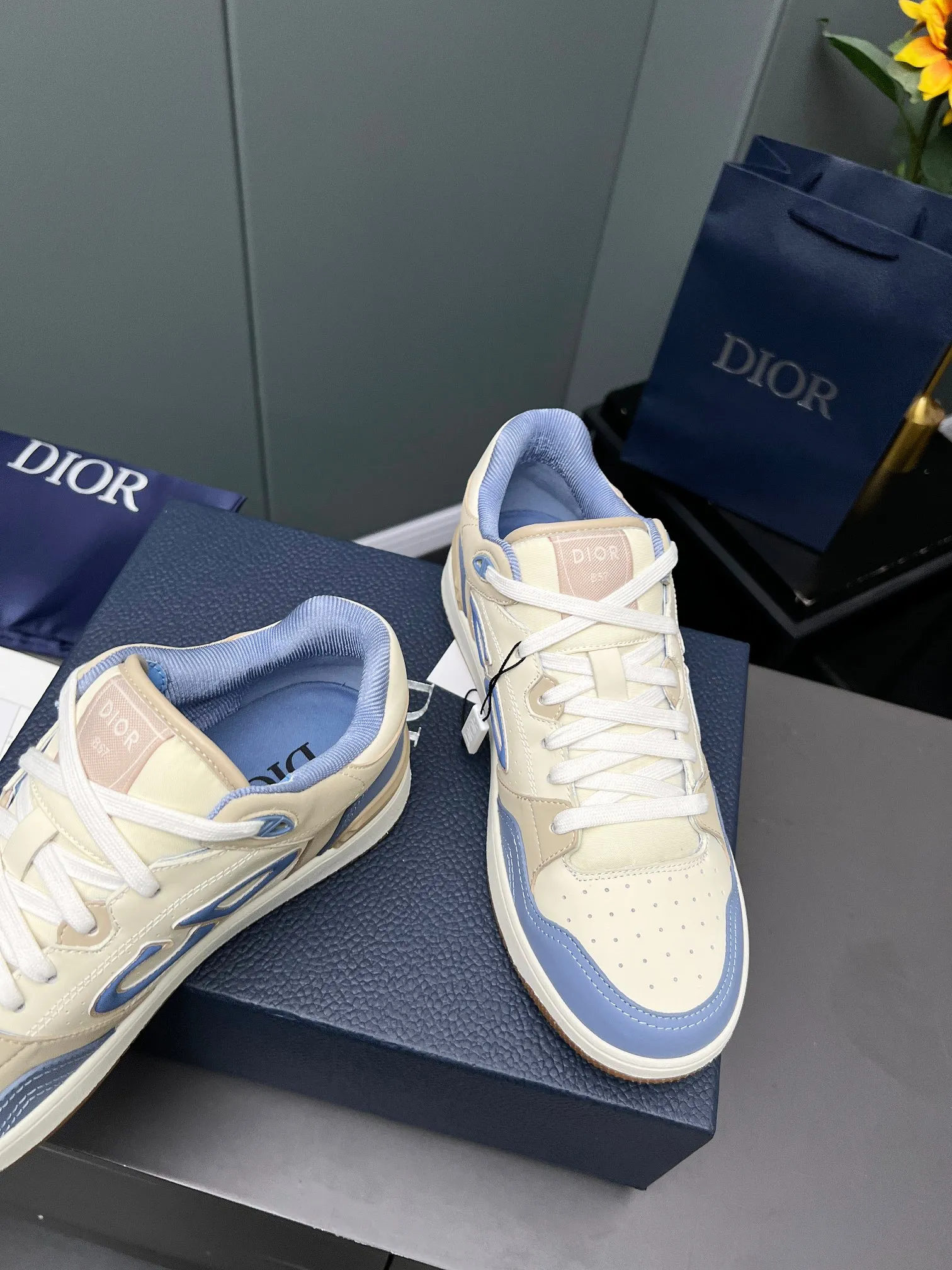 Men's Men's Shoes 💰600 Dior DiorB57 top version of low-top sneakers! ! ! Navy blue with beige smooth first-layer cowhide, fully oiled edges, T men's shoes 💰U outsole.  The 2024 autumn men's wear series has made a wonderful debut, a new classic item launched by Dior. Crafted from smooth first-grain cow leather in navy blue and beige, it's accented by a large leather heat-stamped CD logo on the sides. The distinctive laces of the same color match the color of the shoe body, and the opening and closing are decorated with various classic details on the tongue, sole and back side to enhance the style. The eyelet details, upper stitching and heel strip panels of the same color highlight the dynamic charm of its sports style. Exclusive two-color molded T men's shoes 💰U outsole is light, comfortable, non-slip and wear-resistant, the mesh lining and feet are customized with original colors, soft and breathable. Exquisite production technology highlights the grade, and can be matched with all kinds of clothing to create a refined look.